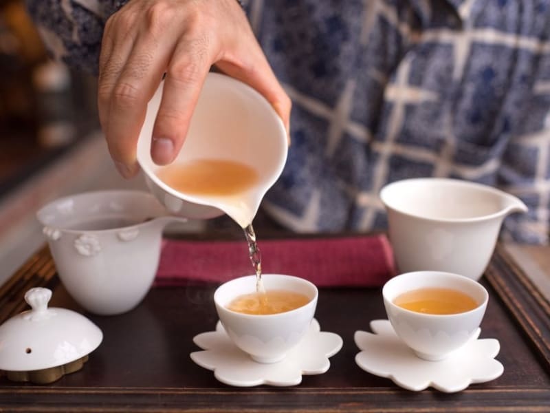 夜の落ち着いた雰囲気の中でお茶を楽しみましょう